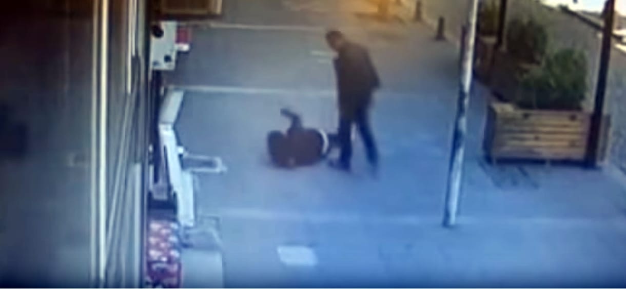 Videó: Az utcán ütötte-verte a nőt, de egy kukásember képében megérkezett a segítség