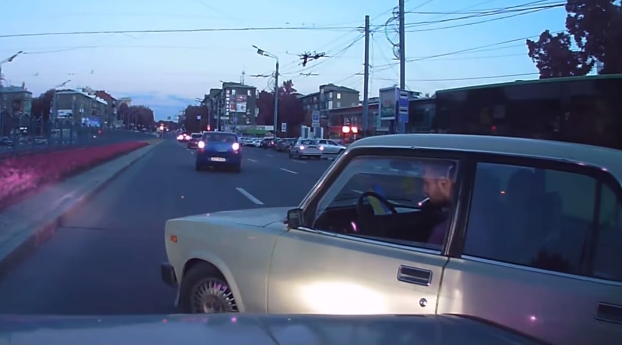 Ezt az orosz autóst is utolérte a végzete – videó