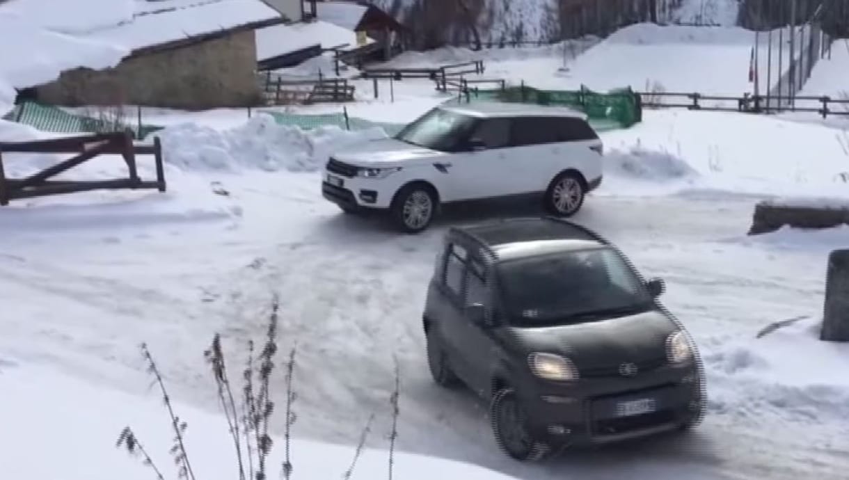 Kifogott a havas utca a Range Roveren, amin a Fiat Panda simán felmegy