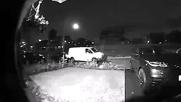 Videó: rendben, hogy kihozta a csomagot a futár, csak ház előtti kocsit nem kellett volna összetörnie