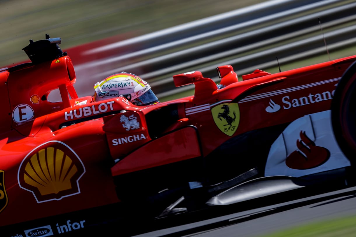 Vettel indulhat az élről Szingapúrban