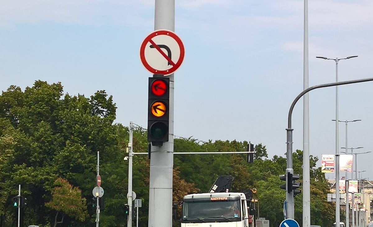 Itt egy parádés lámpa-KRESZ-tábla párosítás