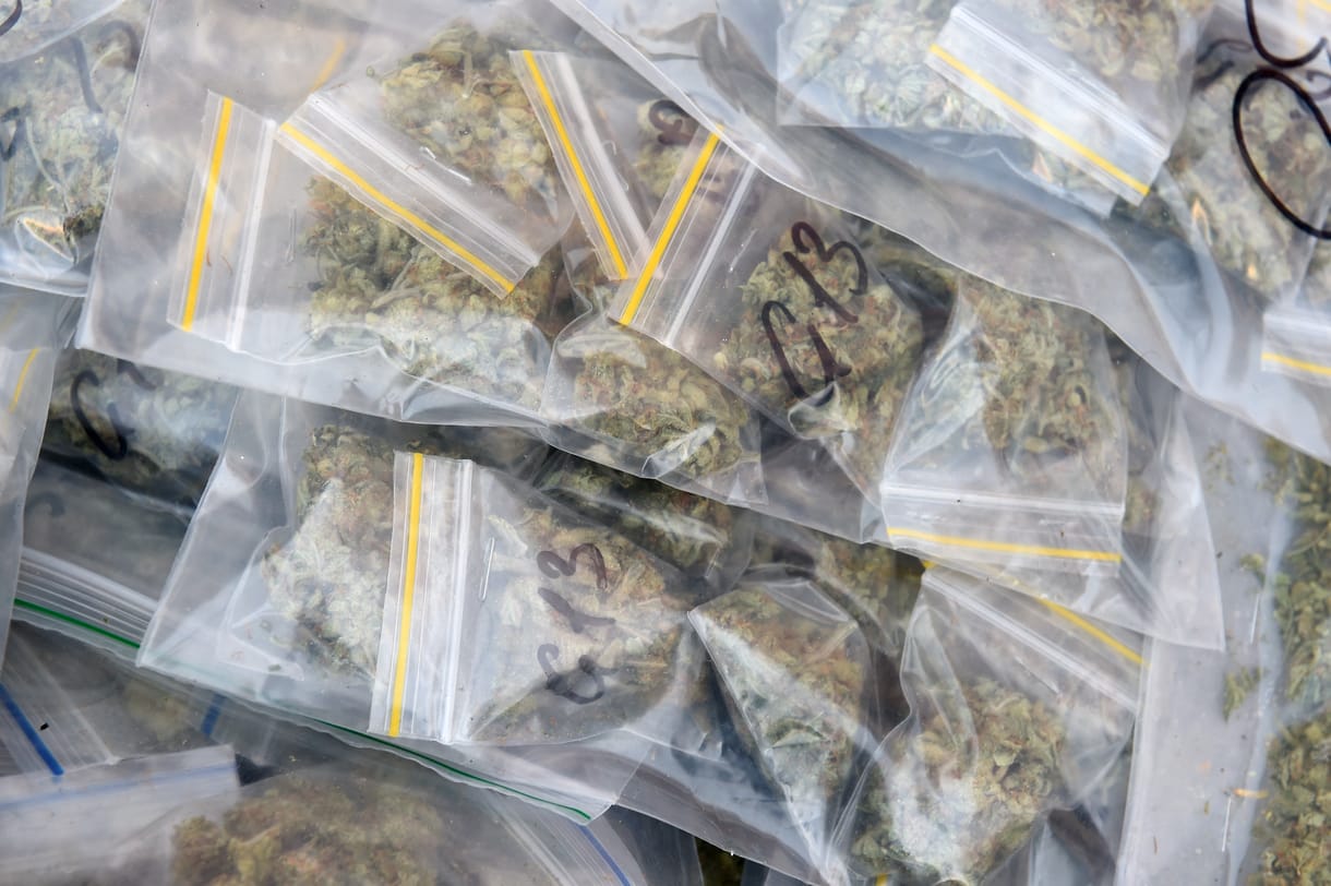 Kábítószert, egy tonna vízipipadohányt és 270 ezer szál cigarettát loptak el a brüsszeli vámhivatal repülőtéri raktárából