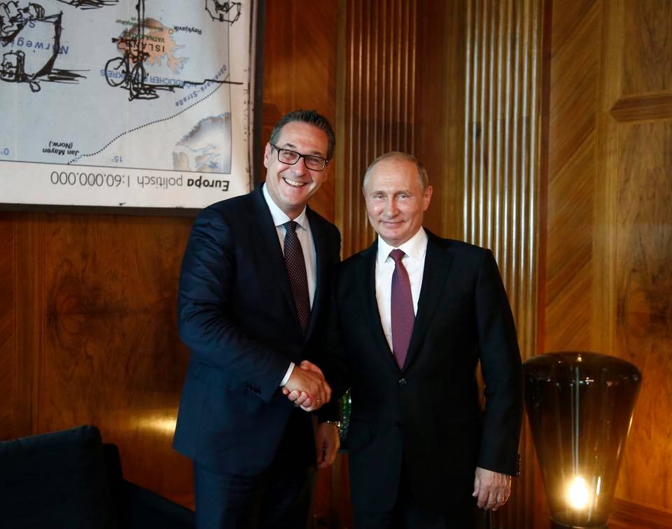 Mi lehet ez a furcsa Európa-térkép Putyinék mögött?