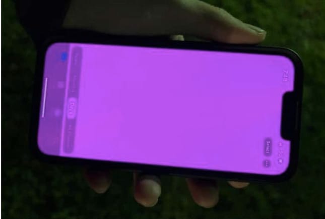 Váratlanul rózsaszínre váltott több iPhone képernyője