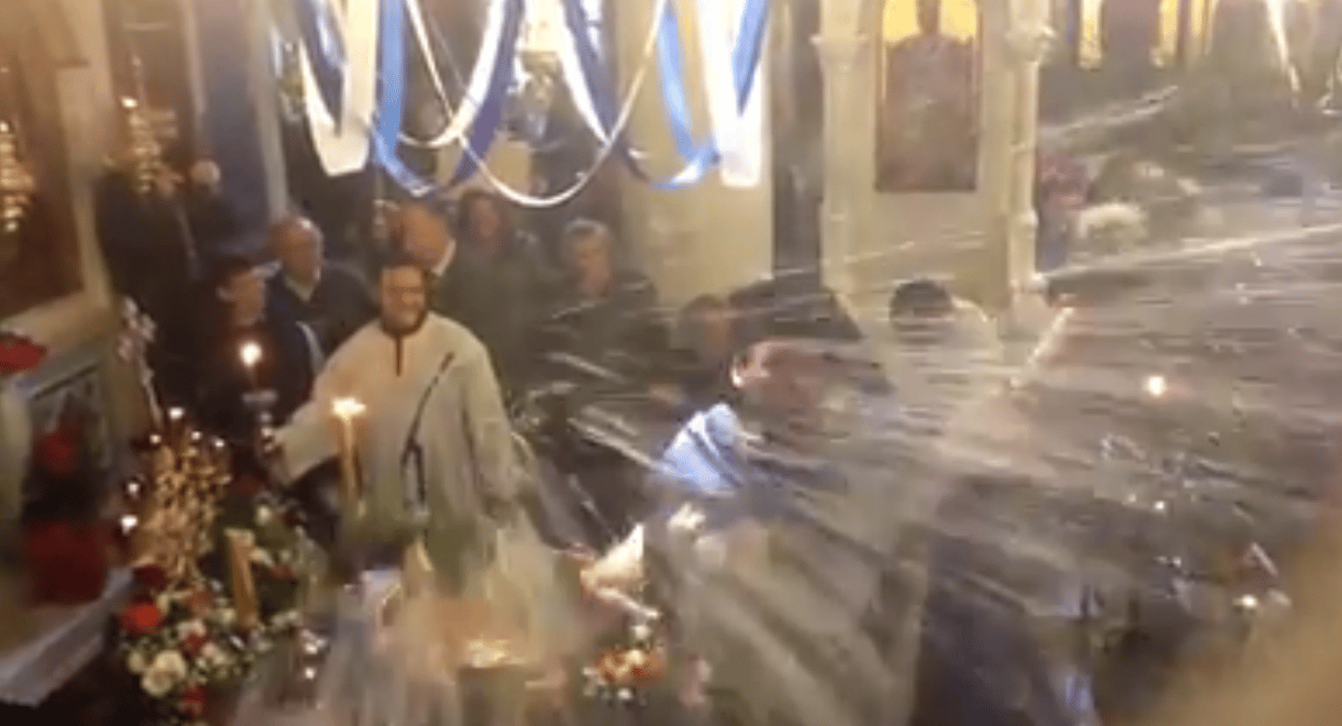 Videó: Rendesen kaptak a szenteltvízből a hívek egy görög templomban