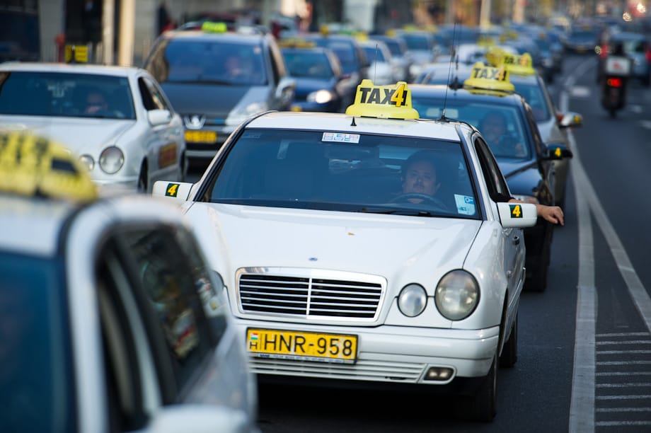 Több mint ezer taxis tüntet ma a belvárosban