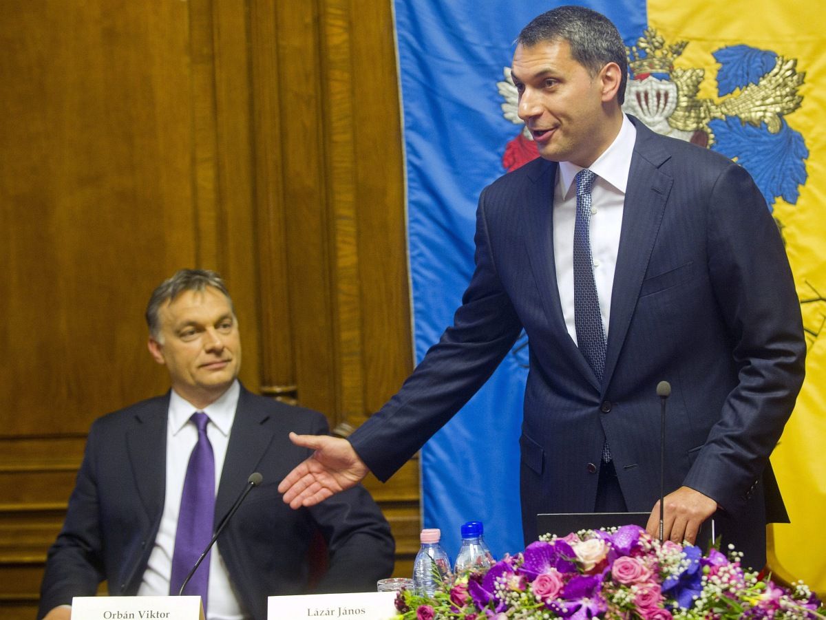 Lázár és Orbán együtt „krampácsolja” az első vonatvillamos-pályát