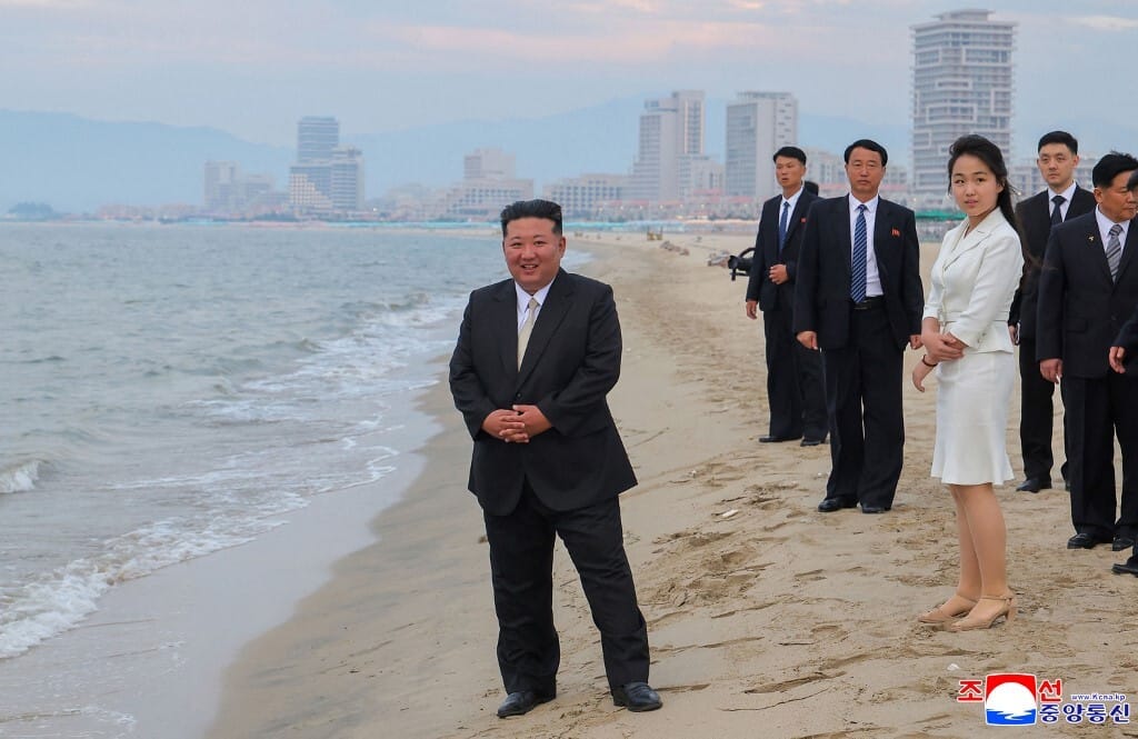 Kim Dzsongun átadott egy tengerparti üdülőt