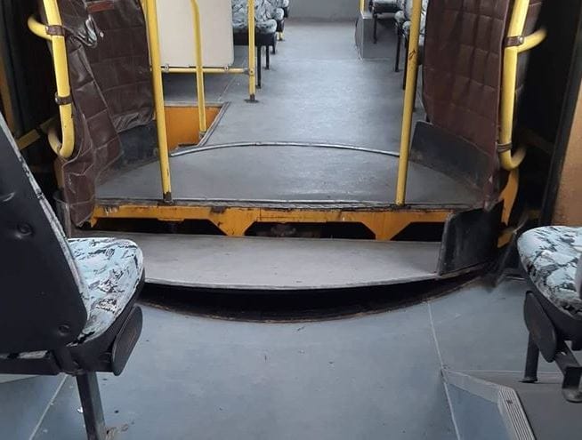 Menet közben szakadt szét egy csuklós busz Egerben, utasok voltak rajta