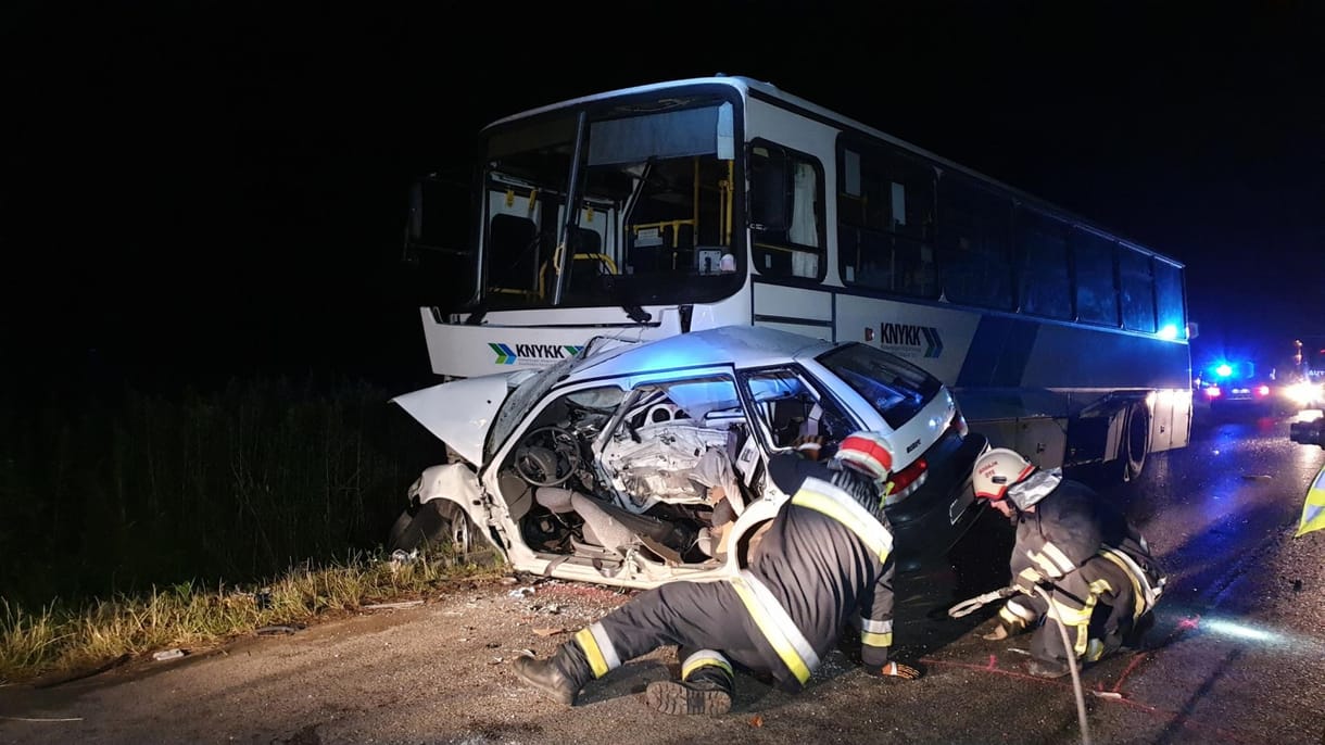 Busszal ütközött egy autó Fejér megyében az éjjel, meghalt két ember