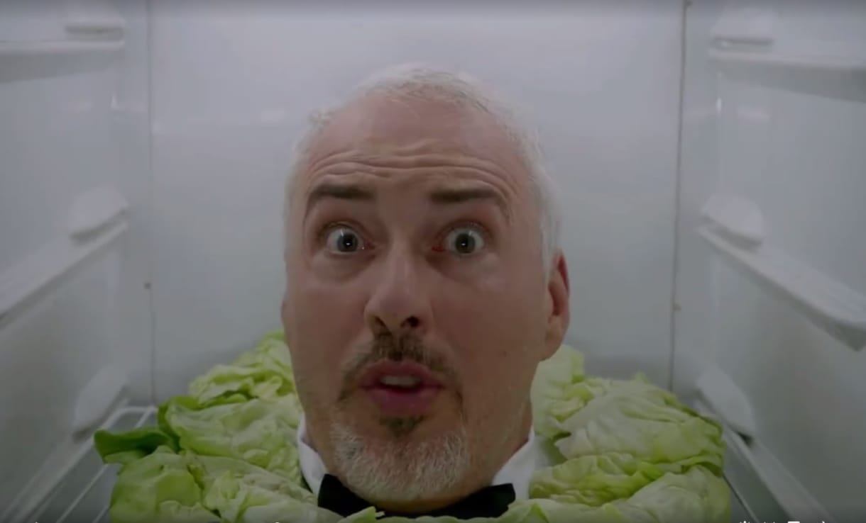Hajós András dalban mondja el, mit tegyen, hogy ne rabolják ki – videó