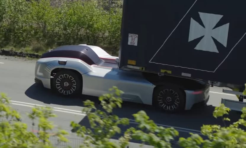 Videó: már utasfülkéje sincs a Volvo önvezető elektromos vontatójának