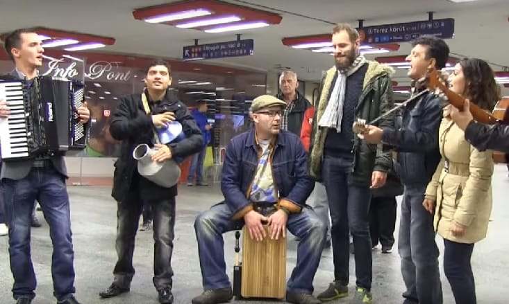 Nem engedték be a diszkóba a Parno Graszt roma zenészeit