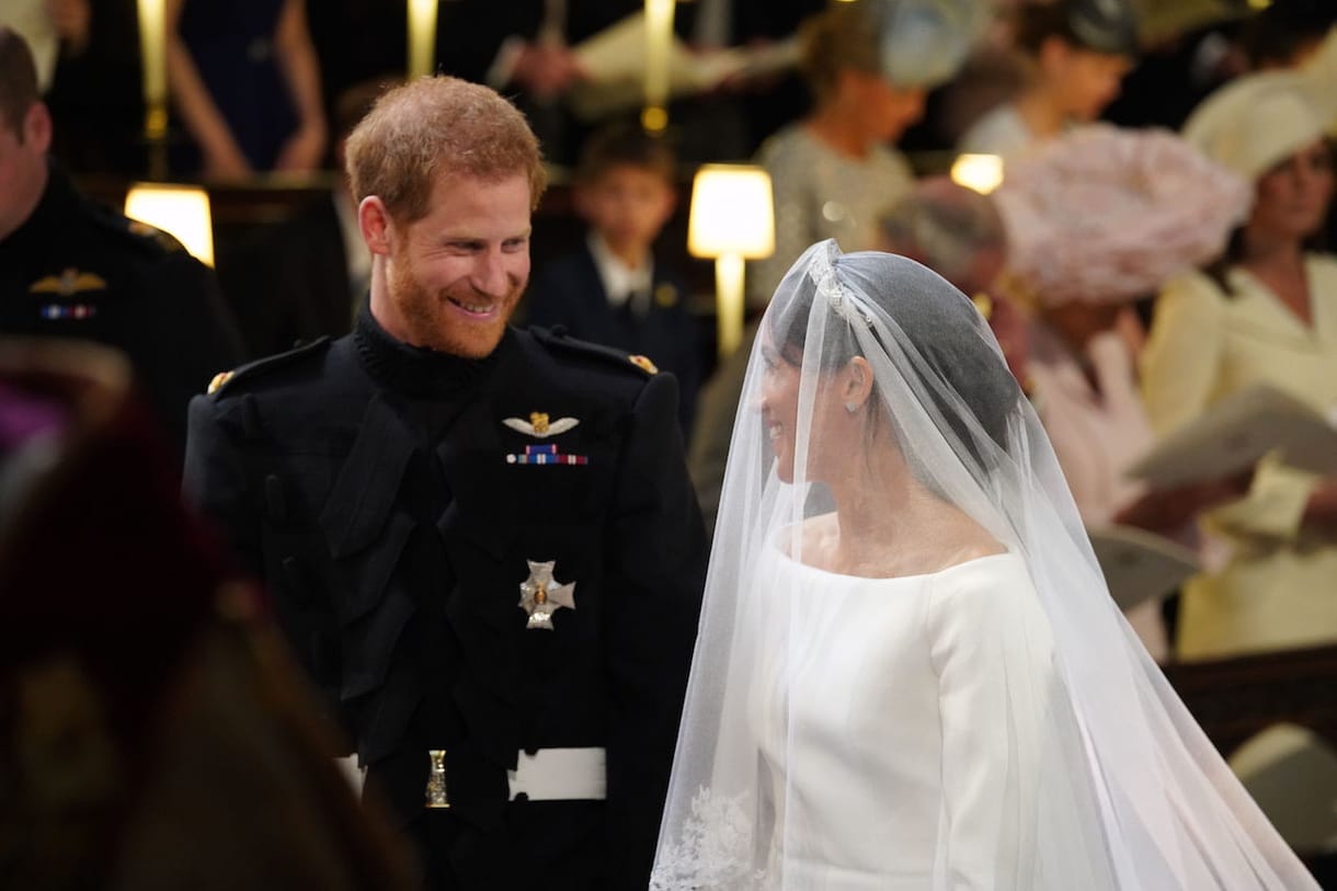 Videó: Különleges autóval ment a fogadásra Harry herceg és Meghan Markle