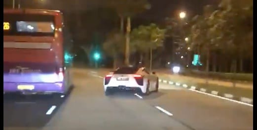 Gyorsulni akart a Lexus sofőrje, csúnyán ráfázott – videó