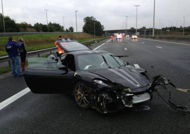 Sirályszárnyú Mercivel ütközött egy Ferrari 430 Scuderia - fotók