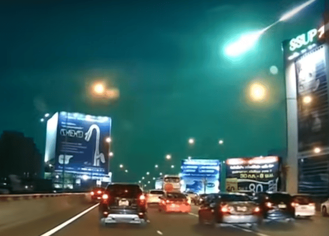 Videó: Tűzgolyó világította be az éjszakai eget