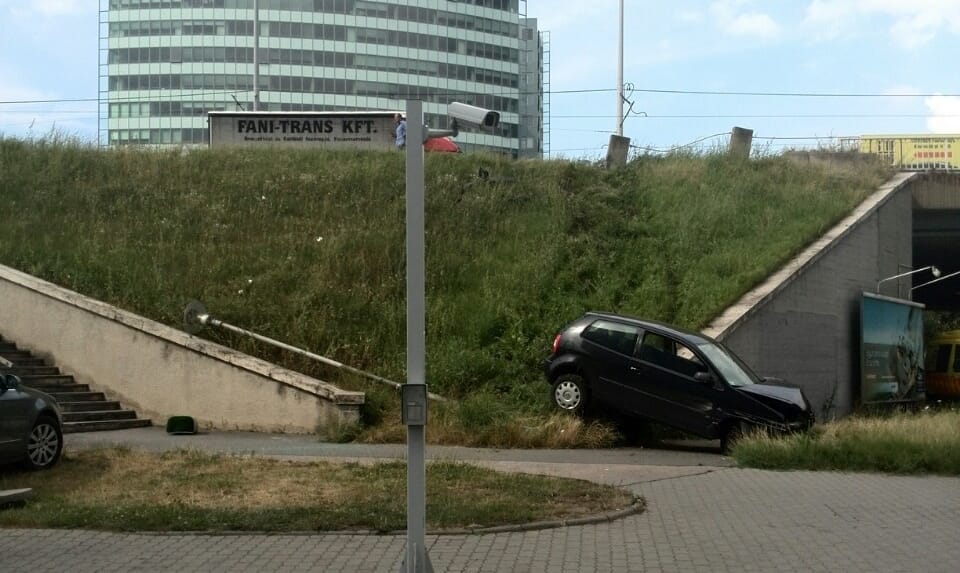Lesodródott egy autó az Árpád hídról – fotó