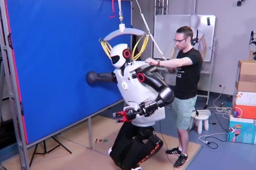 Megtanították egy robotnak, hogyan kapaszkodjon meg a falban, ha elesne – videó