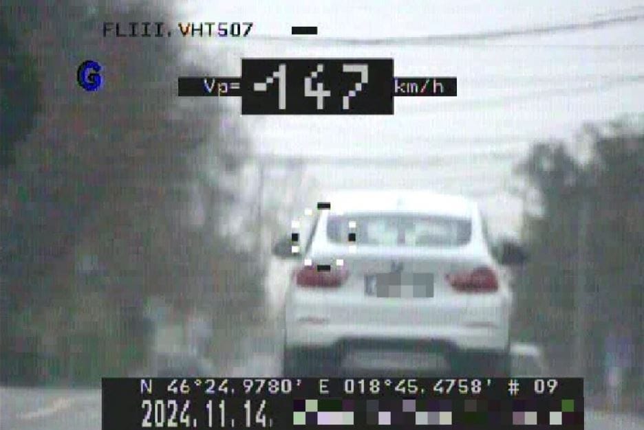 150-nel száguldozott a tolnai főutcán egy BMW-s, az se zavarta, hogy egy rendőrt is megelőzött közben
