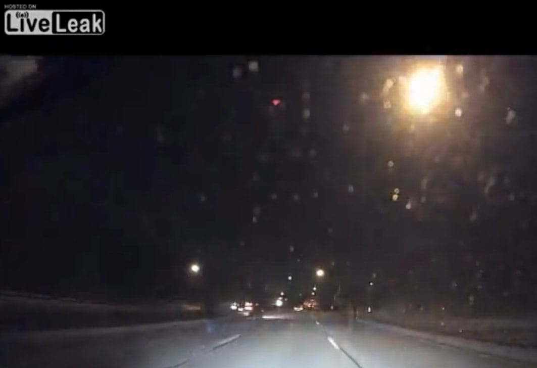 Ilyen, amikor gyalogos botorkál éjszaka az autópályán - videó