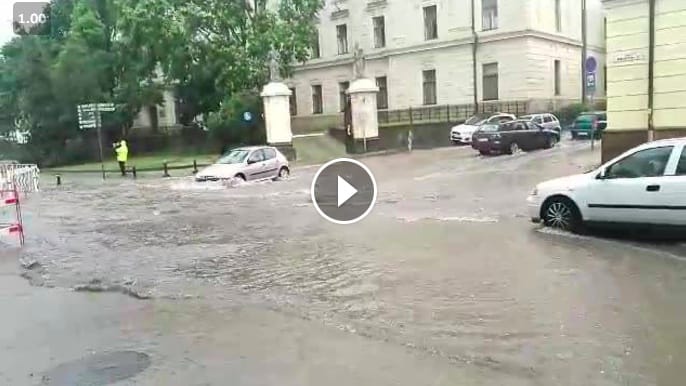 Lecsapott a vihar Egerre, hömpölyög a víz a belvárosban – videó