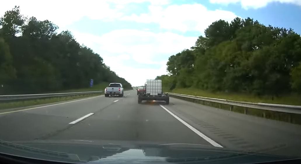 Magától lekapcsolódott az utánfutó, pillanatokon múlt a tragédia – videó
