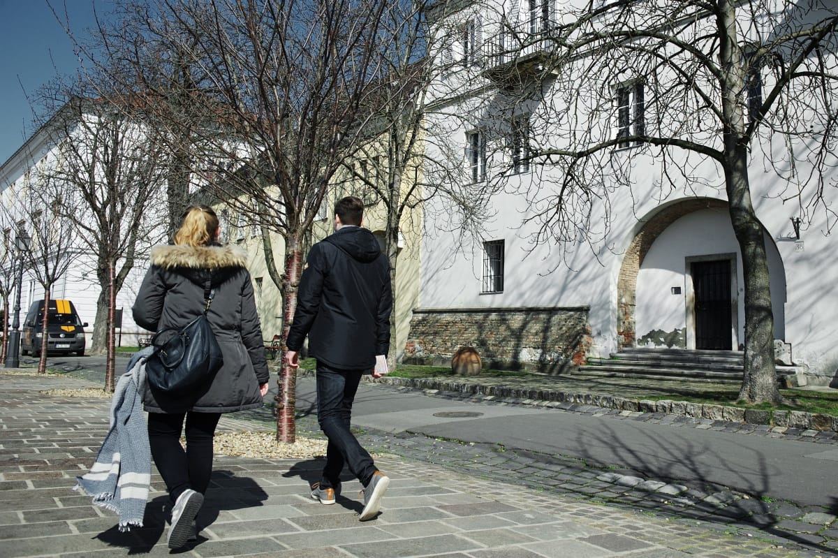 Szörnyen olcsó lett a budai Várban a parkolás