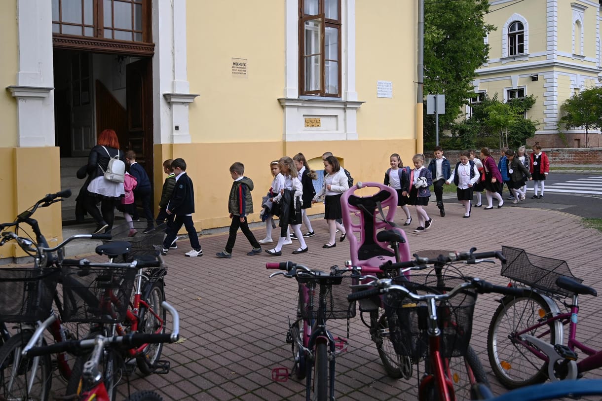Teszt nincs, hivatalos információ nincs, de egyre több iskolában rendelnek el karantént 