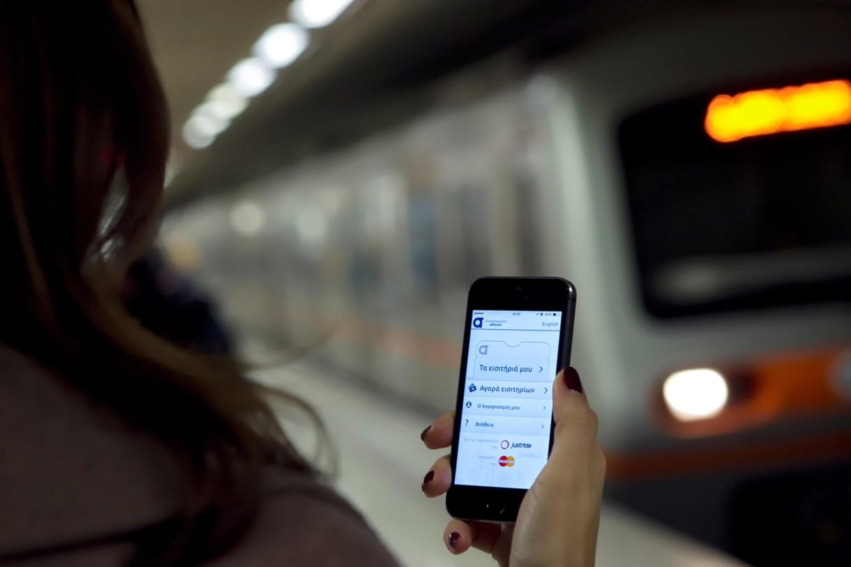 Budapest már 15 éve szerencsétlenkedik vele, máshol instant siker az új buszjegyrendszer