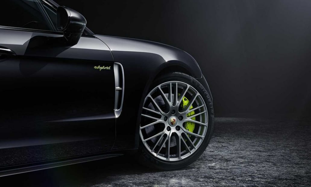 Jön a tisztán elektromos új Porsche Panamera