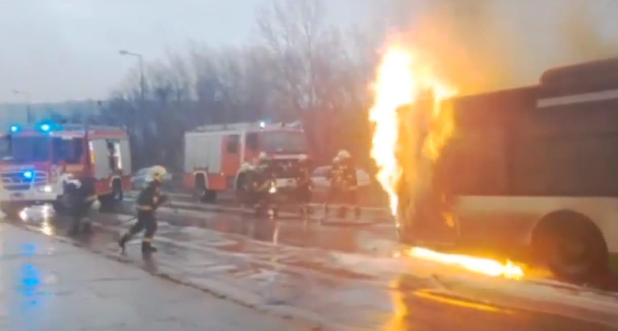 Hatalmas lánggal égett egy busz Tatabányán