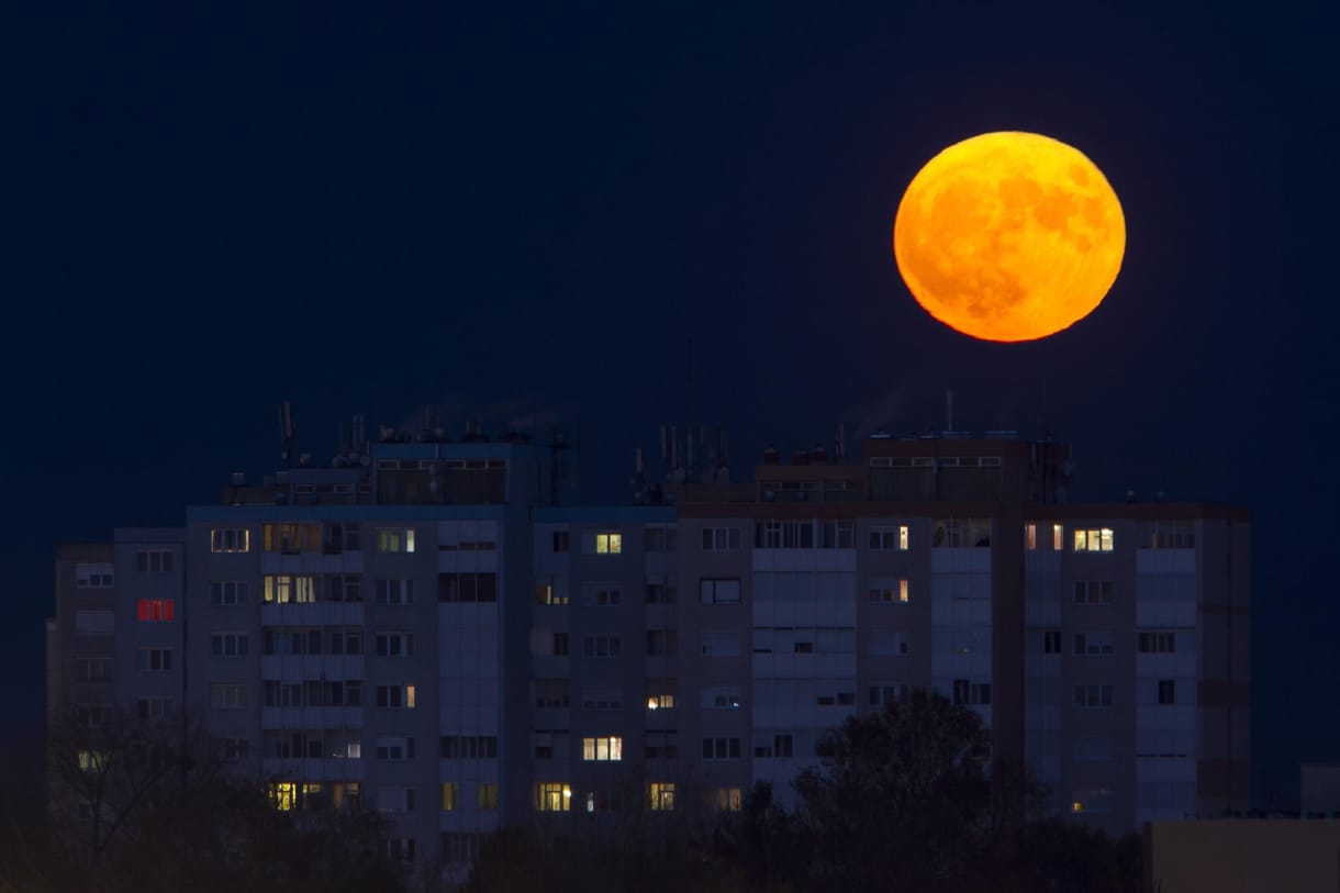 Szerdán kék és szuper lesz a hold, és még fogyatkozik is