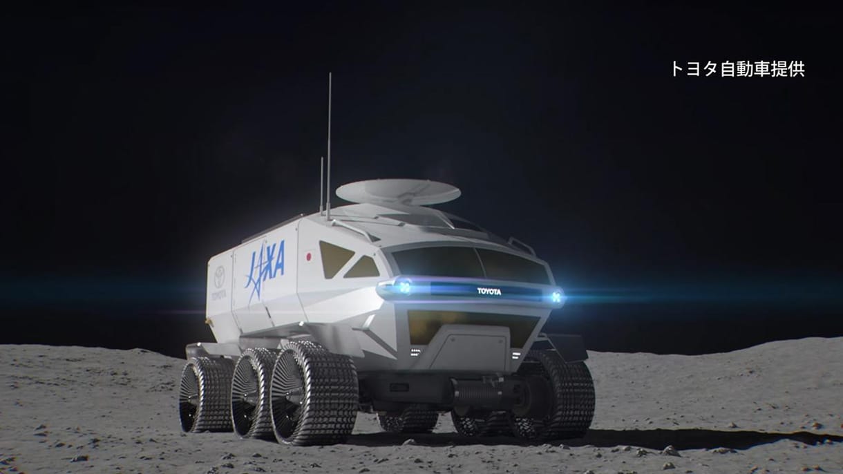 Itt a Toyota holdbusza