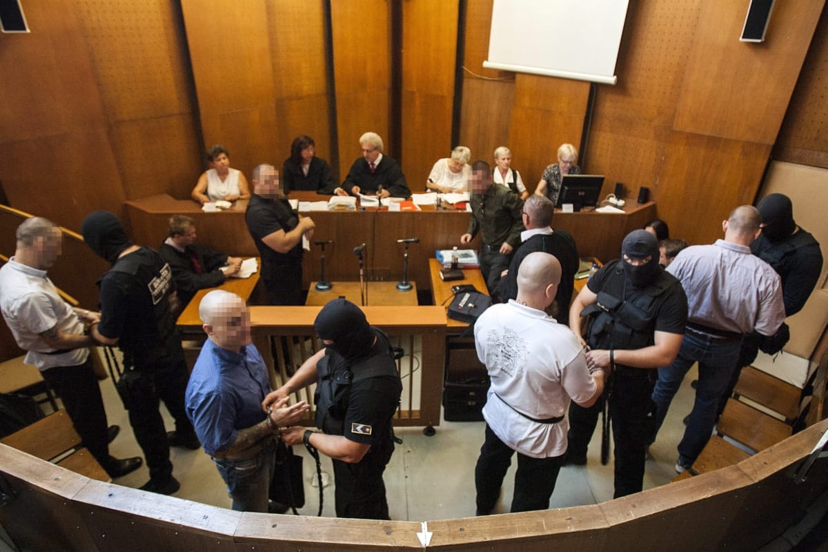 Romagyilkosságok: az utolsó szó jogán elfúló hangon mondott beszédet az egyik vádlott
