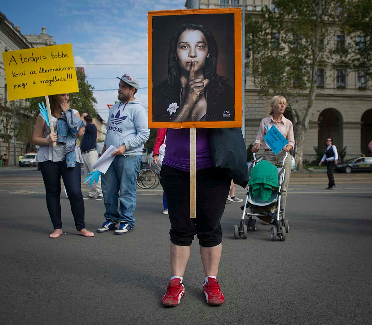 A Nők Lázadása - tüntetés az Országház előtt