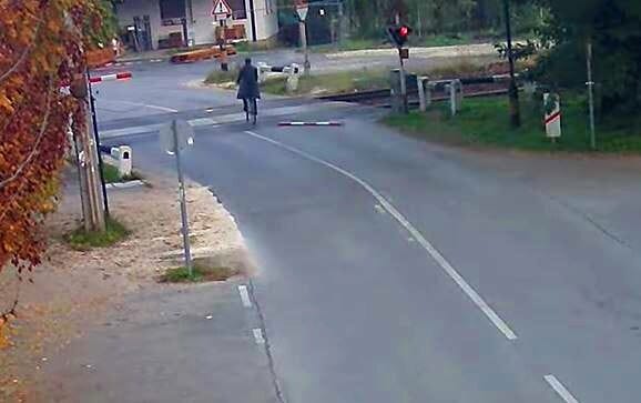 A részeg bringás letörte a sorompót, integetett egyet, majd a száguldó vonat előtt áttekert a síneken – videó