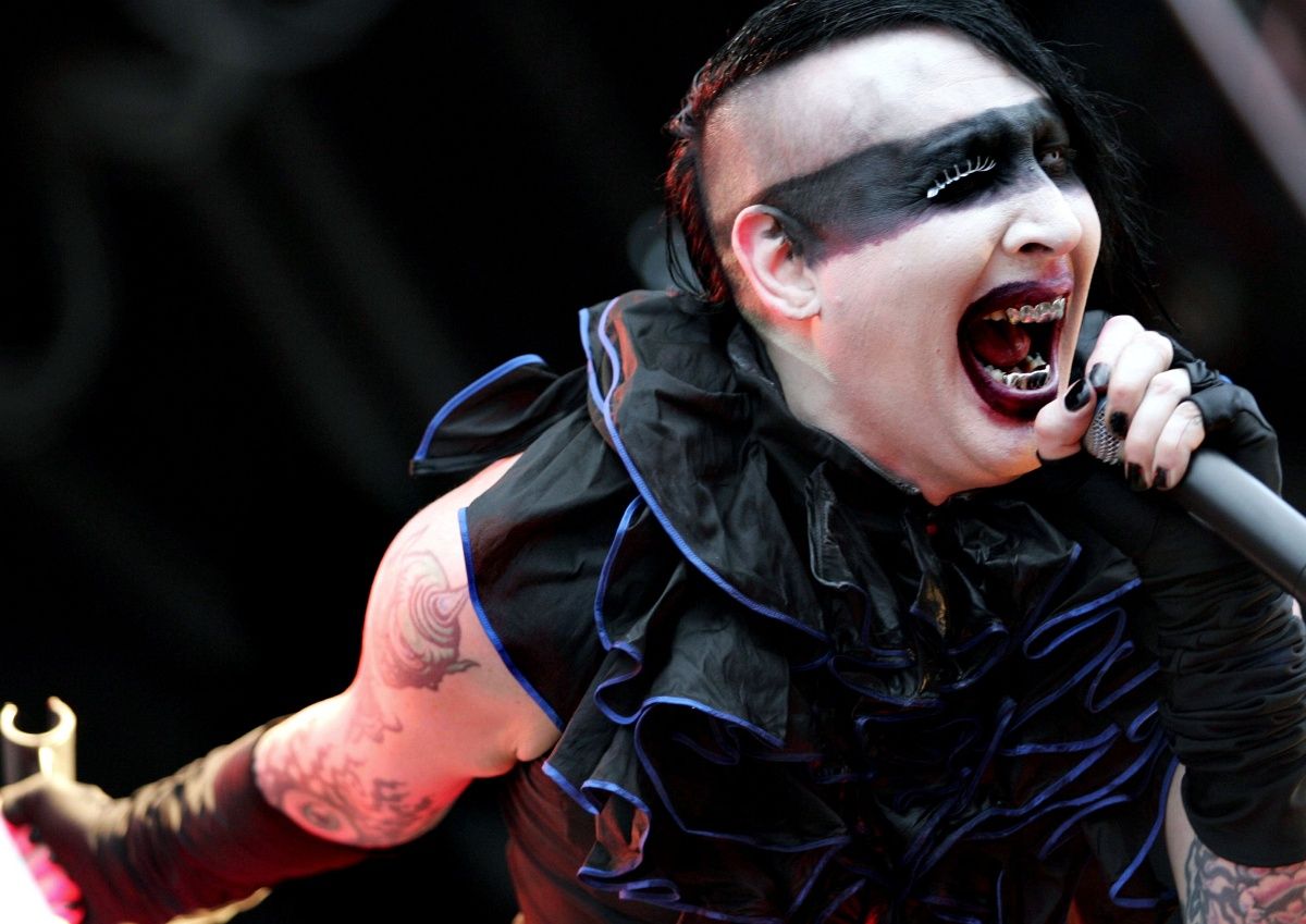 Feladta magát Marilyn Manson a rendőrségen 