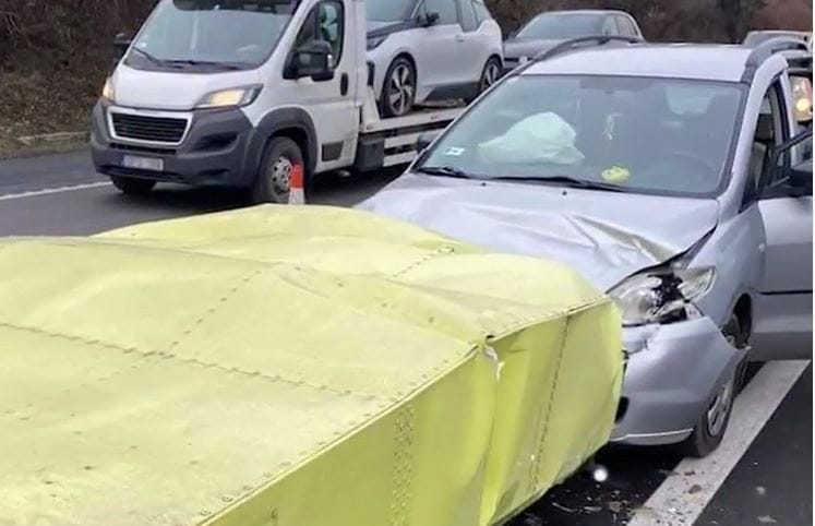 Megint telibe talált egy közutas ütközéselnyelő dobozt egy figyelmetlen autós – videó