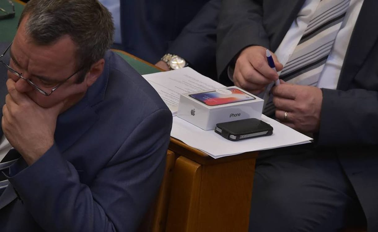 A képviselőknek tényleg karácsony jött a választás után – új iPhone-t kaptak