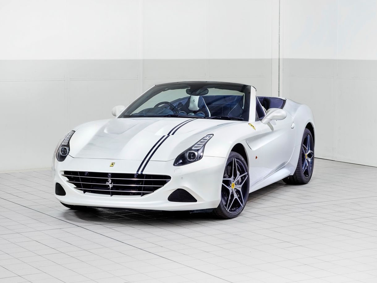 Szokatlan, de mutatós a hófehér Ferrari California T