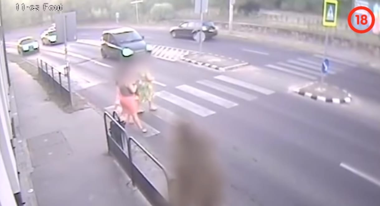 18+: Megdöbbentő videót tett közzé a rendőrség egy zebrán gázolásról