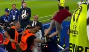Őrület, ami Cristiano Ronaldóval történik az Eb-n: most a lelátóról ugrott elé egy szurkoló