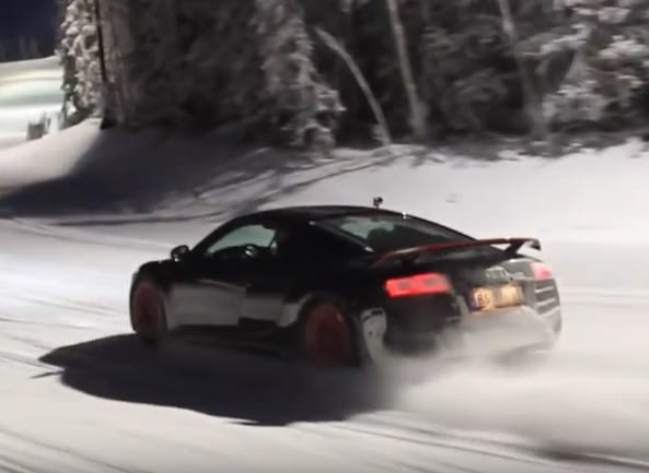 Így fogócskázik egy Audi R8 és egy RS4 a sípályán – videó