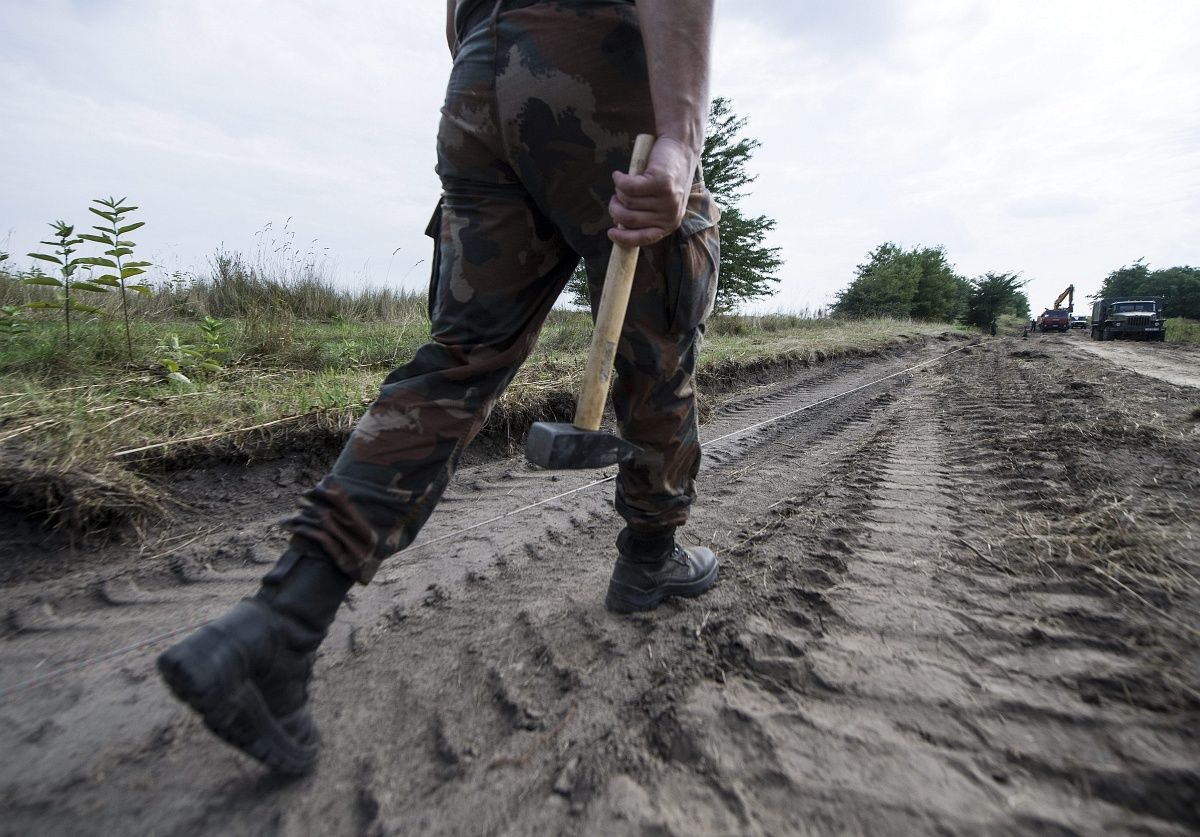 Kilométeres sorok kígyóznak a szerb-magyar határ még működő átkelőinél