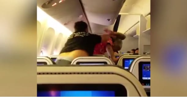 Videó: Utas próbált leállítani egy őrjöngőt a repülőn, kitört a bunyó a fedézeten