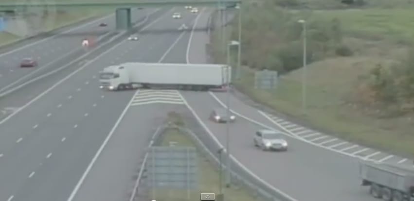 Hajmeresztő manőverért kapott felfüggesztettet egy kamionsofőr – videó