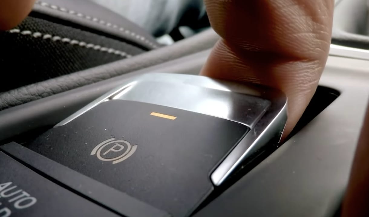 Ez történik, ha 190 km/h-nál behúzzák az elektromos kéziféket – videó