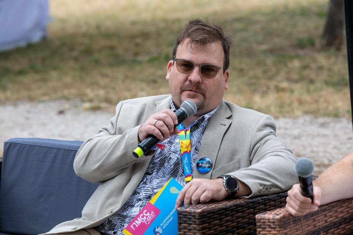 Genderrel és háborúval támadtak a 